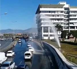 İzmir'de su borusu patladı; sürücüler fışkıran suyla araçlarını yıkadı