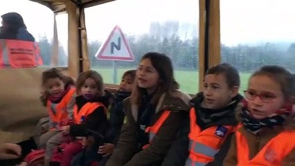 Dans la calèche, sur le chemin de l'école, les enfants chantent à tue-tête