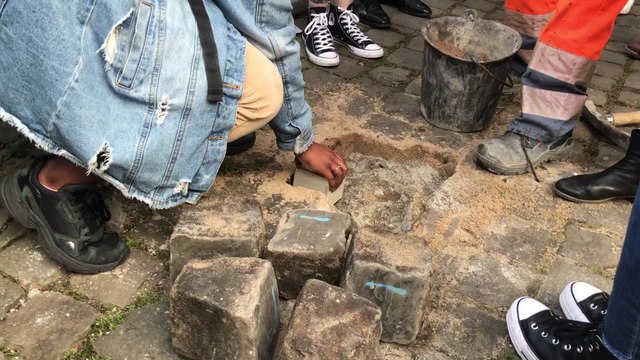 Inauguration des Pavés de la Mémoire à Liège pour commémorer une famille victime de la Shoah