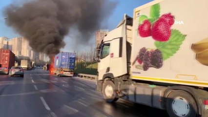 Esenyurt TEM Bağlantı yolunda tır alev alev yandı