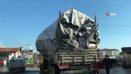 Aşırı yüklü tırın tehlikeli yolculuğu kamerada