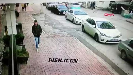 Turist kadının düşürdüğü cüzdanı alan motosikletli kamerada