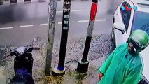 Rekaman CCTV Aksi Pencurian Kaca Spion Mobil Saat Hujan