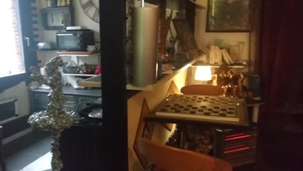 Dominique ne veut pas quitter son logement de Bernissart-Lac. Il résiste avec ses peintures