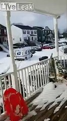 Pris dans la neige, ce livreur UPS conduit comme Fast & Furious !