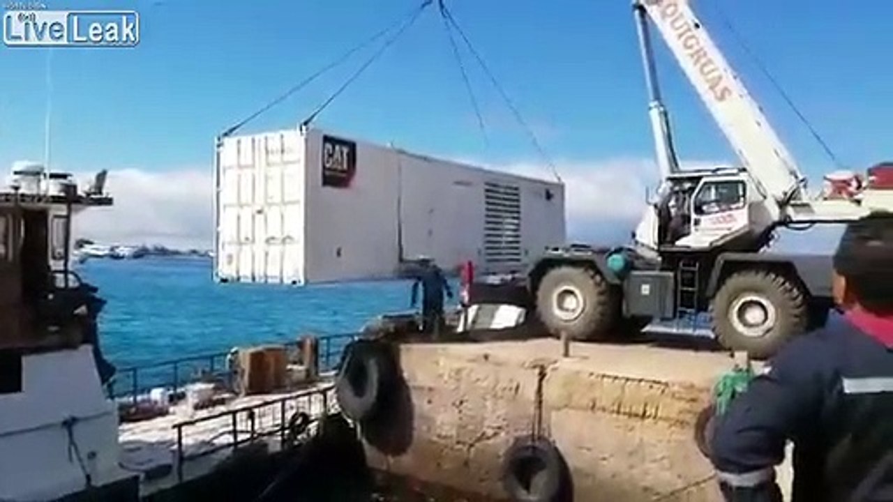 Décharger un container... direct dans l'eau !