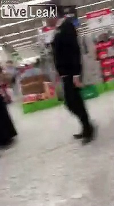 Regardez tout ce qu'elle a caché sous sa robe au supermarché pour voler !