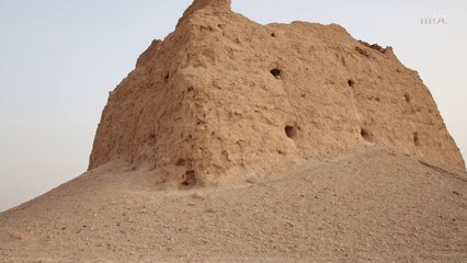 اكتشاف أدوات قد تعود لقوم عاد بجانب أبنية مسماه "بقصيرات عاد".. وآثار لآيادي على الجدار