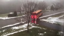 Un bus scolaire part en glissade sur une route verglacée