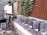 Un ouvrier malin nous montre sa technique pour poser les briques rapidement