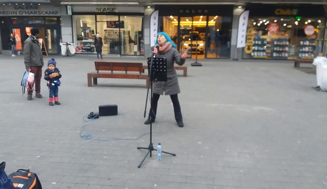 Mina Blue dans le centre de Namur (2)