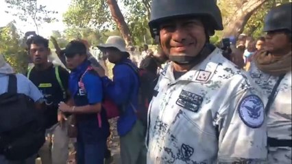 Guardia Nacional bromea con lanzar gas lacrimógeno a migrantes