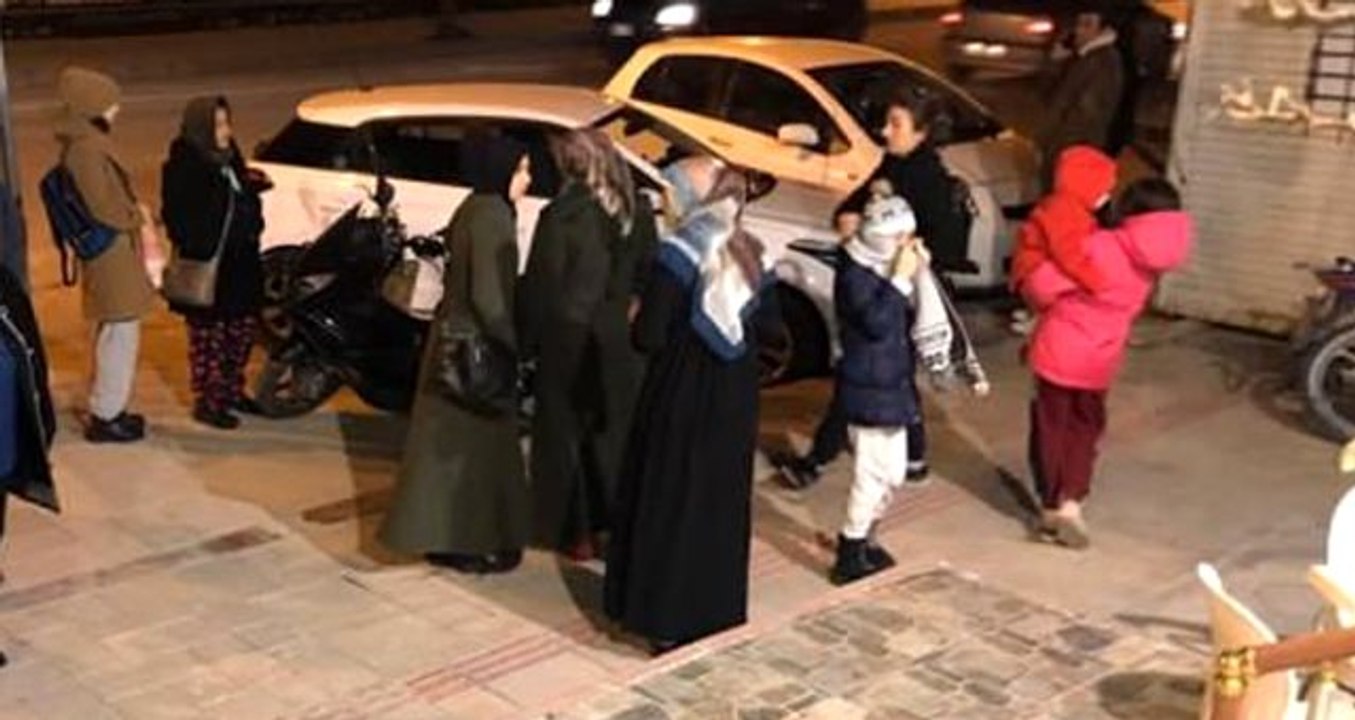 Son Dakika: Sivrice Belediye Başkanı: Çatlaklar var, çöken ev bilgisi gelmedi. Eşyaların üzerine düşmesi sonucu yaralananlar var