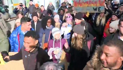 Greta Thunberg et de jeunes militants participent à une marche pour le climat à Davos