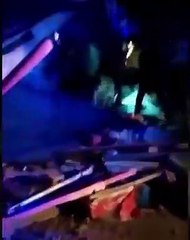 Enkaz altından çıkarılan bir kişi