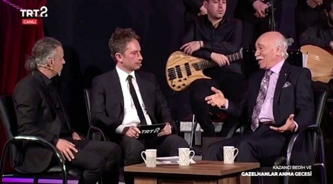 TRT 2 ekibi Elazığ'daki depreme canlı yayında yakalandı