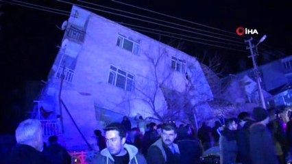 Depremde bina yan yattı