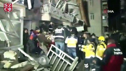 Descargar video: Depremde enkaz altında kalan vatandaş kurtarıldı