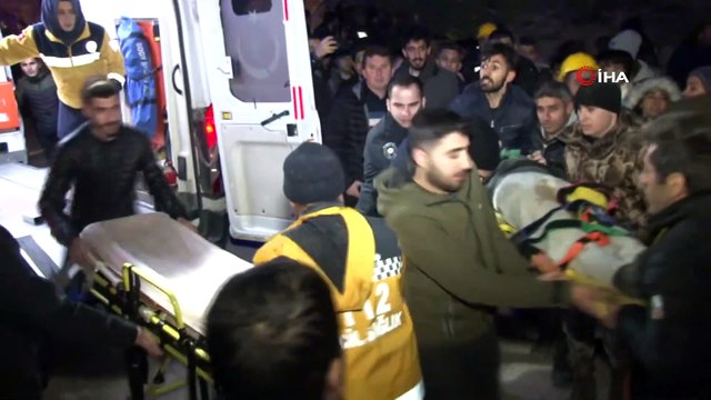 Depremde Yıkılan Binaların Enkazında Kurtarma Çalışmalar Sürüyor