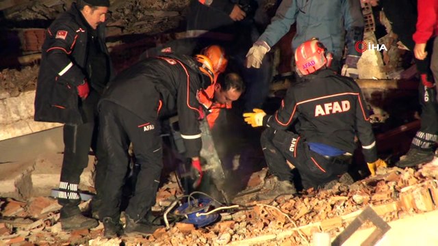 Gezin'de yıkılan binada enkaz altında kalan vatandaşları kurtarma çalışmaları devam ediyor