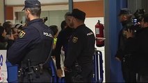 Decenas de aficionados reciben al Barça en el aeropuerto de Valencia