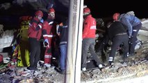 Elazığ'daki deprem - Çöken binada arama kurtarma çalışmaları (2)