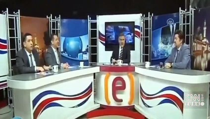 Elazığ'daki deprem anı yerel TV'de böyle görüntülendi