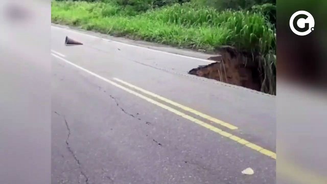 Cratera na rodovia ES 445, em Aracruz