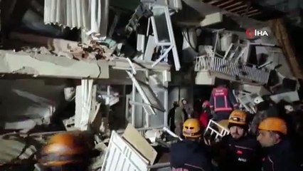 Yıkılan binada enkaz altındakileri kurtarma çalışmaları devam ediyor