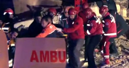 Enkaz altında kalan hamile kadının kurtarılma anı kameraya böyle yansıdı