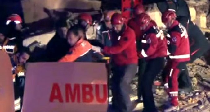 Enkaz altında kalan hamile kadının kurtarılma anı kameraya böyle yansıdı