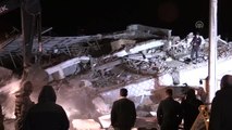 Elazığ'da 6,5 büyüklüğünde deprem - Gezin'de çöken binada arama kurtarma çalışmaları (3)
