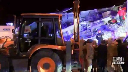 Canlı yayında enkaz altından çıkarıldı