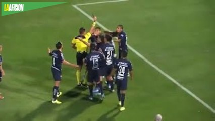 Árbitro expulsa a jugador equivocado; Martín Barragán pide disculpas tras 'meter mano' en partido