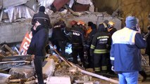 Elazığ'da deprem - Gezin'de çöken binada arama kurtarma çalışmaları (5)
