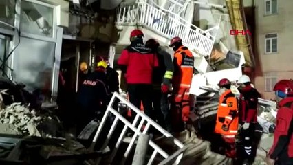 Sürsürü mahallesinde 1 depremzedeye daha yaralı olarak ulaşıldı