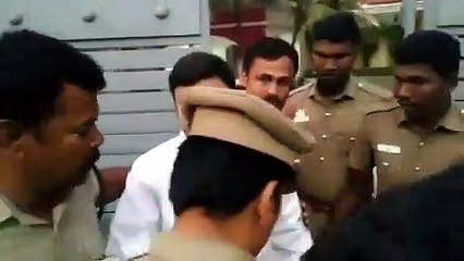 கையை எடுடா.. கோபத்தில் கத்திய கே.சி பழனிசாமி.. அதட்டி உள்ளே அனுப்பிய போலீஸ்.. -