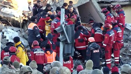 Elazığ'da deprem - Gezin Mahallesinde bir kişi enkazdan çıkarıldı