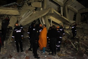 Bakan Soylu; "2 vatandaşımızı canlı çıkardılar"