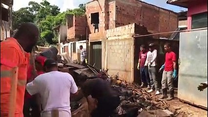 Las víctimas del temporal de Brasil despejan los escombros del desastre