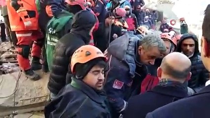Bakanlar Enkazdan Kurtarılan Yaralının Çıkartılmasına Yardım Etti