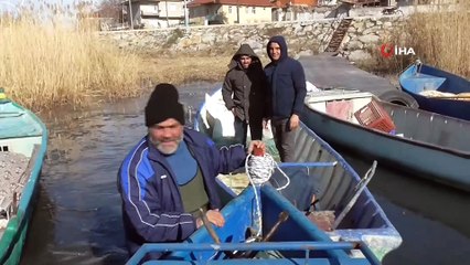 Beyşehir Gölü’nde “ekmek” buz tutan ağların arasında