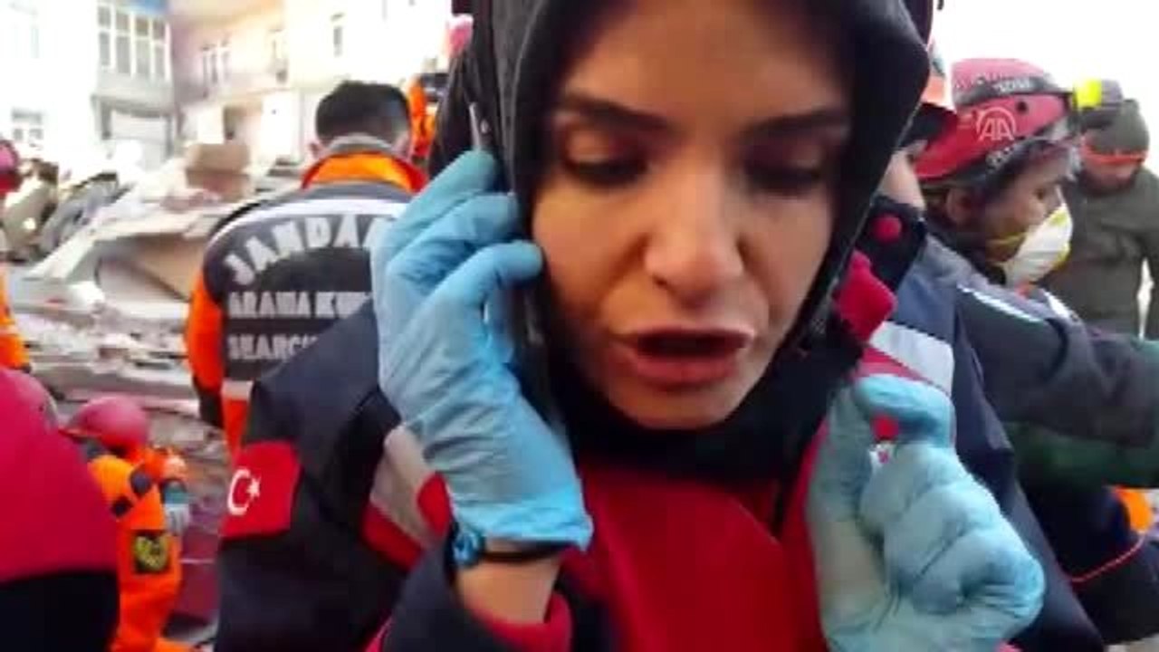 Elazığ'da AFAD görevlisinin enkaz altındaki bir çocukla konuşması