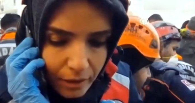 Sağlık görevlisinin enkaz altındaki vatandaşla konuşması kamerada!