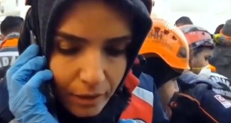 Sağlık görevlisinin enkaz altındaki vatandaşla konuşması kamerada!