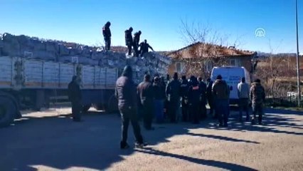 Doğanyol ilçesindeki yıkılan evler - AFAD depremzedelere battaniye yardımı yaptı