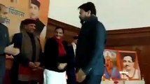 Central Minister Anurag Thakur Not Hand Shaked with Himachal BJP CM