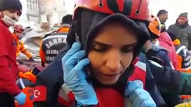 اتصال هاتفي من تحت الأنقاض مع امرأة عالقة وأطفالها تحت بيتها في ألازيغ التركية (فيديو)