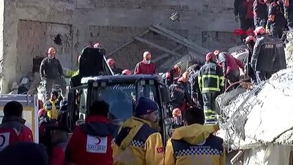 Tải video: Elazığ mustafa paşa'da bir kişi daha enkaz altından çıkarıldı