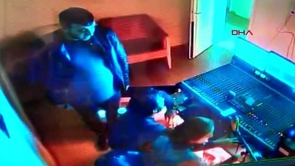 Elazığ'da yerel bir radyoda deprem anı kameralara yansıdı